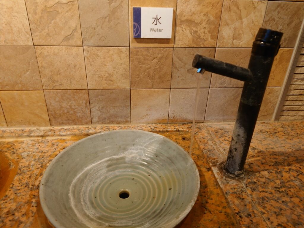 第一滝本館　飲泉処　自然の水を宿独自のろ過装置でこし、おいしい水を提供している